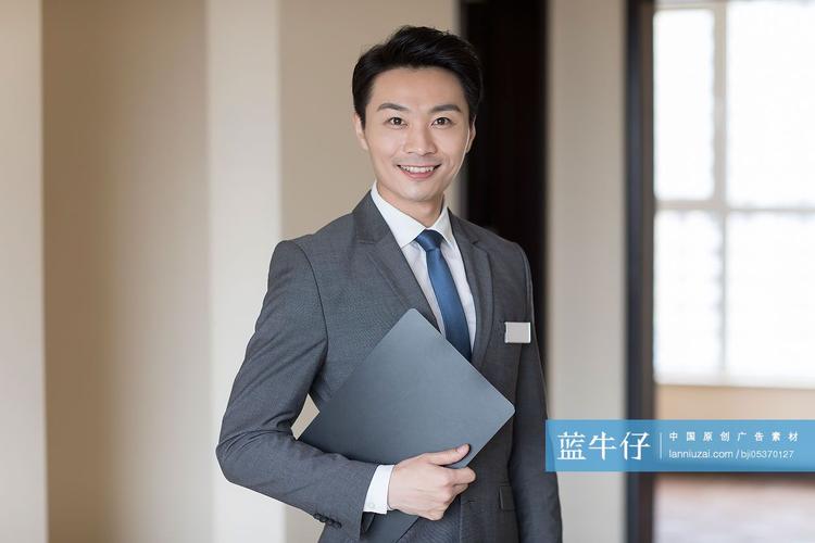 自信的房产经纪人肖像